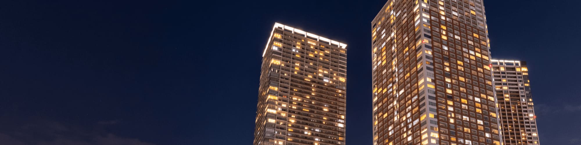夜の高級賃貸マンションの写真