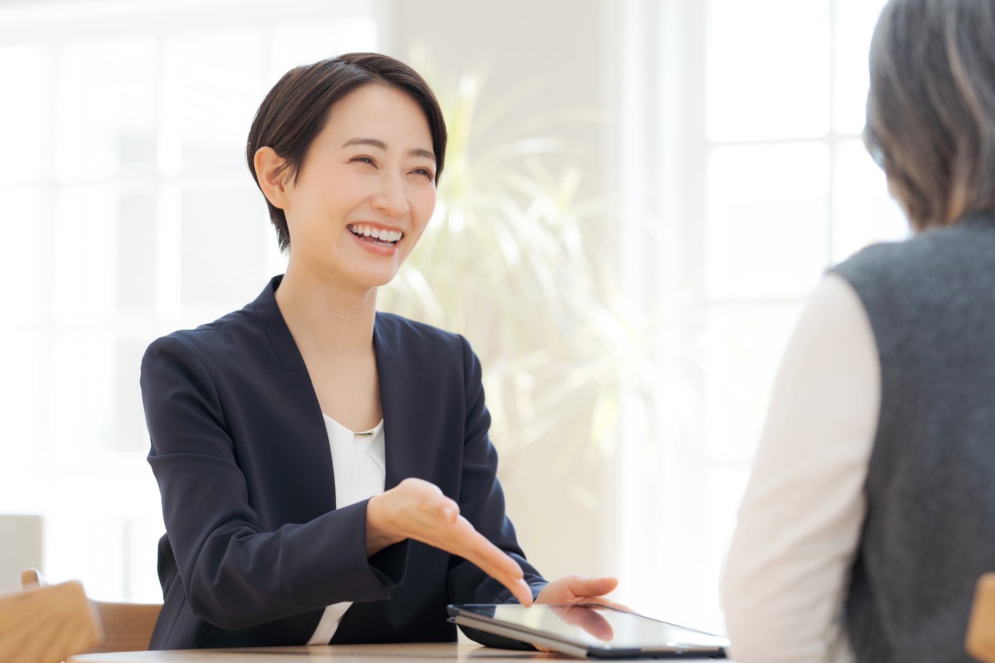 笑顔で接客する女性スタッフ